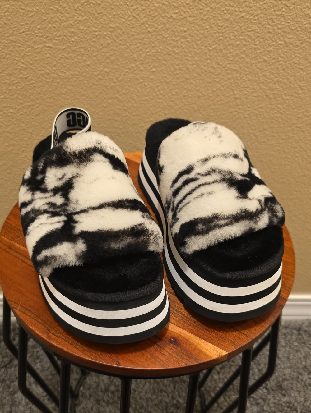 UGG WOMENS SHOES / BLACK AND WHITH DISCO MARBLE SLIDE SANDAL / SIZE 8